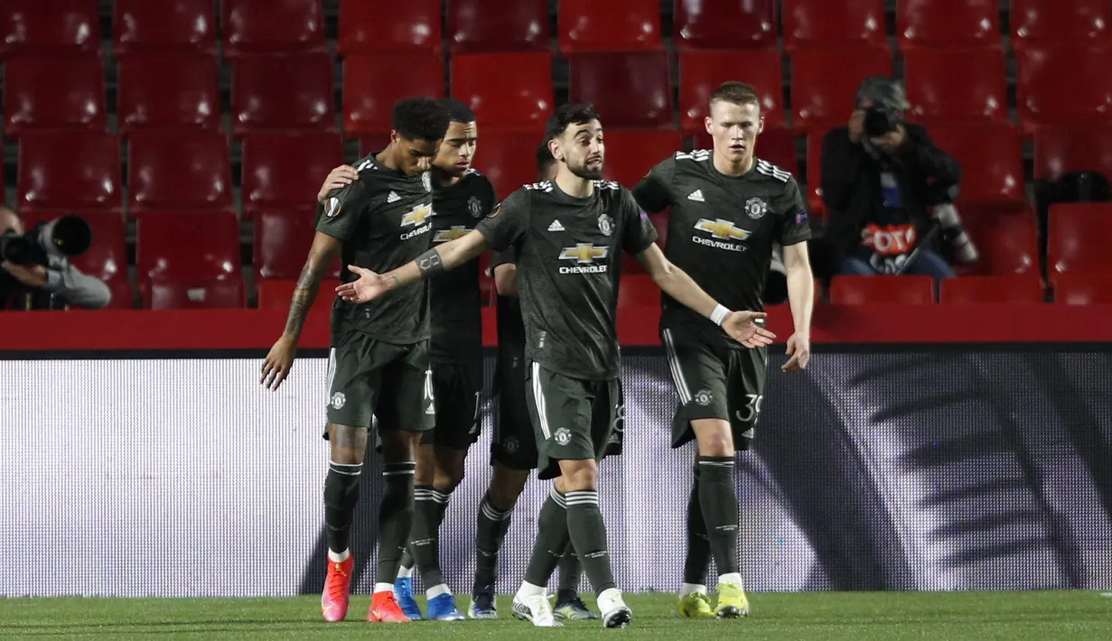 Penyerang Manchester United, Marcus Rashford (kiri) berselebrasi dengan rekan-rekannya usai mencetak gol ke gawang Granada pada pertandingan leg pertama perempat final Liga Europa di stadion Los Carmenes di Granada, Spanyol, Jumat (9/4/2021). MU menang atas Granada 2-0. (AP Photo/Fermin Rodriguez)