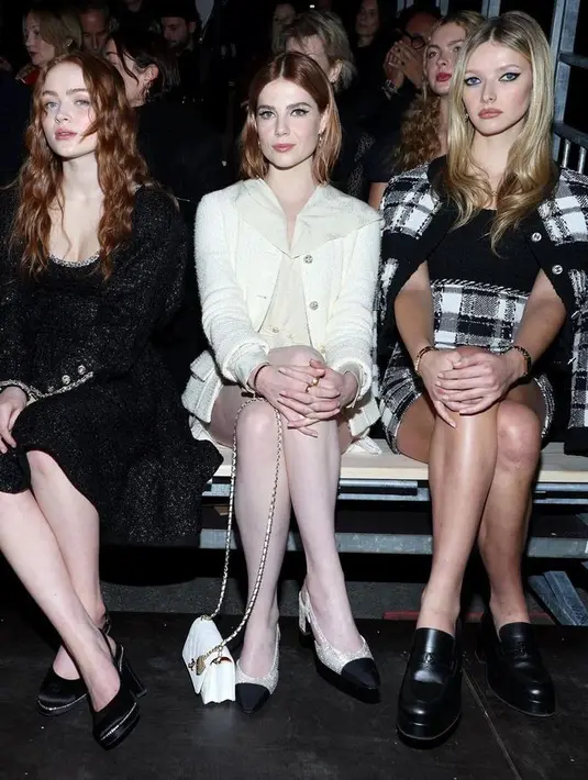 Pesona Apple juga disoroti karena semakin mirip dengan sang mama Gwyneth Paltrow. Matanya yang berbicara dan dengan luwes berganti ekspresi antara senyum dan cemberut yang fierce dan edgy. 
[Foto: Instagram @markryansalon]