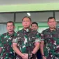 Panglima TNI Jenderal TNI Agus Subiyanto meninjau lokasi kebakaran gudang peluru di Ciangsana, Jawa Barat, Minggu (31/3/2024). (Liputan6.com/ Muhammad Radityo Priyasmoro)