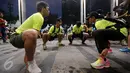 Peserta melakukan pemanasan sebelum mulai berlari dalam Jakarta Ultra 100K, Sabtu (12/11). Lomba lari ultra ini merupakan race ultra pertama dengan jarak tiap etape 25 kilometer. (Liputan6.com/Fery Pradolo)