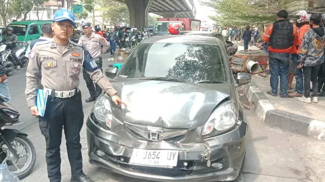 Truk bermuatan gas LPG tabrak sejumlah kendaraan di Bandung, Rabu (29/7/2026). (Azzurra Galexia/merdeka.com