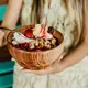 Penggunaan bahan berbasis nabati menjadi salah satu alasan smoothie bowl banyak dipilih sebagai alternatif sarapan (Sumber: Pexels.com)