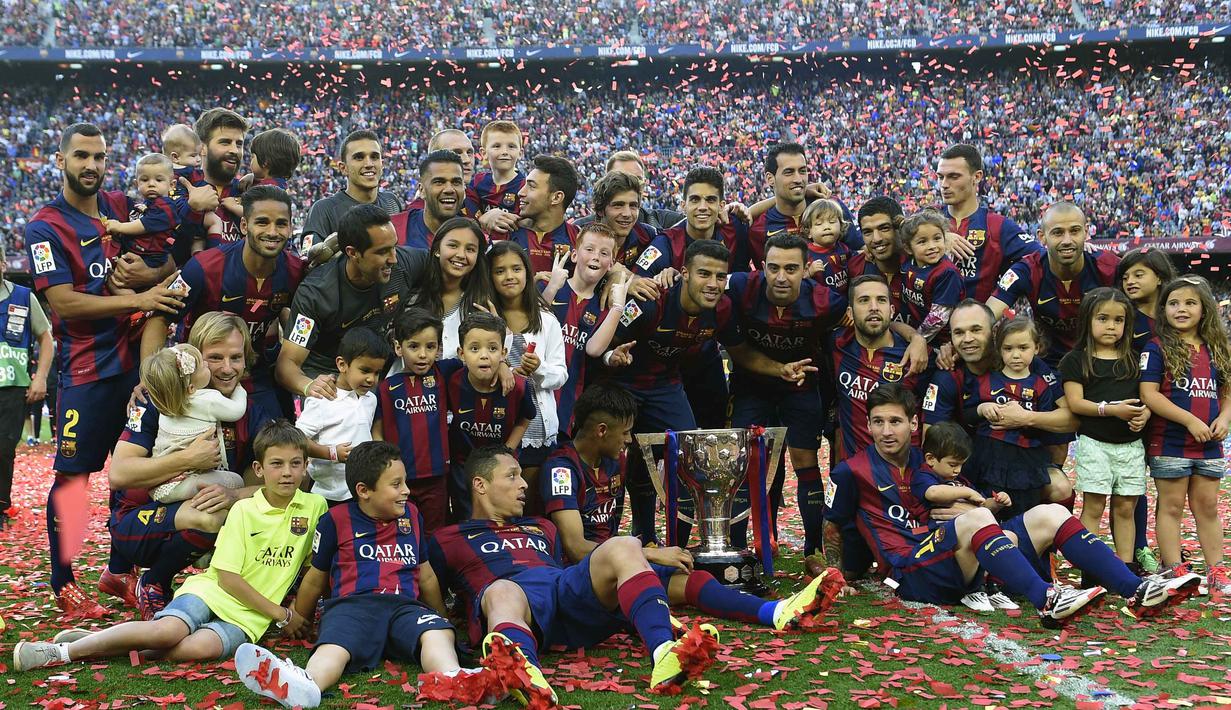 Pemain Barcelona merayakan gelar La Liga BBVA Spanyol 2014/15 pada pertandingan melawan RC Deportivo La Coruna di Stadion Camp Nou, Barcelona (23/5/2015).  AFP Photo/Lluis Gene)