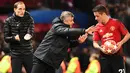 Pelatih sementara MU, Ole Gunnar Solskjaer menginstruksikan gelandang Ander Herrera saat bertanding melawan PSG pada babak 16 besar Liga Champions di stadion Old Trafford (12/2). Ini merupakan kekalahan Solskjaer selama melatih MU. (AFP Photo/Franck Fife)