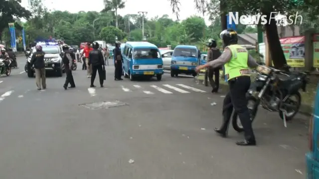 Gelombang protes pengemudi angkutan kota (angkot) terhadap keberadaan transportasi online meluas hingga ke luar Bogor. Akibatnya warga kesulitan Beraktivitas