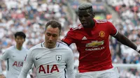 Gelandang Manchester Untied, Paul Pogba berusaha merebut bola yang dibawa Christian Eriksen saat bertanding pada semifinal Piala FA di stadion Wembley di London, (21/4). MU menang atas Tottenham 2-1. (AP Photo/Kirsty Wigglesworth)