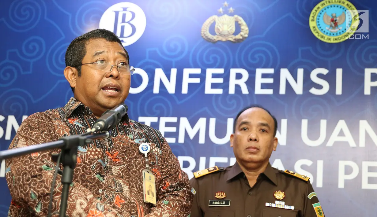 Direktur Eksekutif Departemen Pengelolaan Uang BI, Suhaedi (kiri) dalam jumpa pers pemusnahan uang palsu di Kantor BI, Jakarta Pusat, Rabu (26/7). BI bersama Bareskrim Polri memusnahkan uang palsu sebanyak 189.477 lembar. (Liputan6.com/Immanuel Antonius)