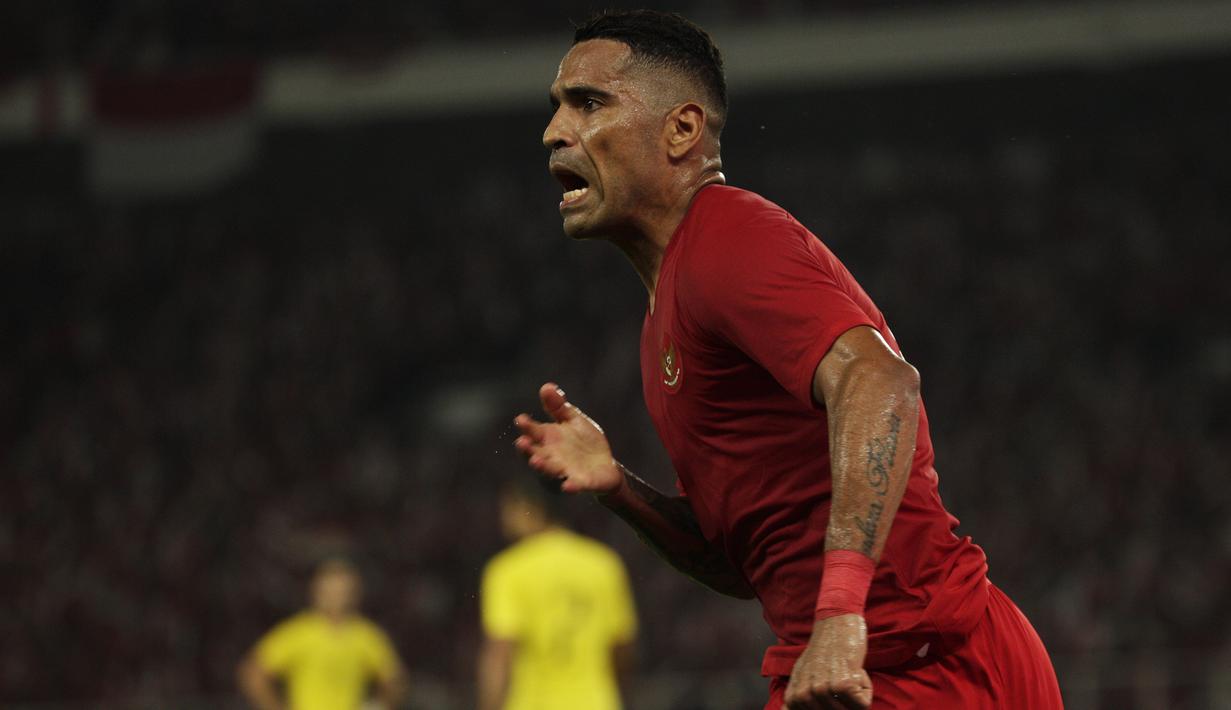 Striker Timnas Indonesia, Beto Goncalves, merayakan gol yang dicetaknya ke gawang Malaysia pada laga Kualifikasi Piala Dunia 2022 di SUGBK, Jakarta, Kamis (5/9). Indonesia kalah 2-3 dari Malaysia. (Bola.com/Vitalis Yogi Trisna)