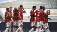 Para pemain Manchester United merayakan gol Aaron Wan-Bissaka pada pertandingan sepak bola Liga Utama Inggris antara Newcastle United dan MU di St.James 'Park di Newcastle, Inggris, Sabtu, 17 Oktober 2020. (Owen Humphreys / PA melalui AP)