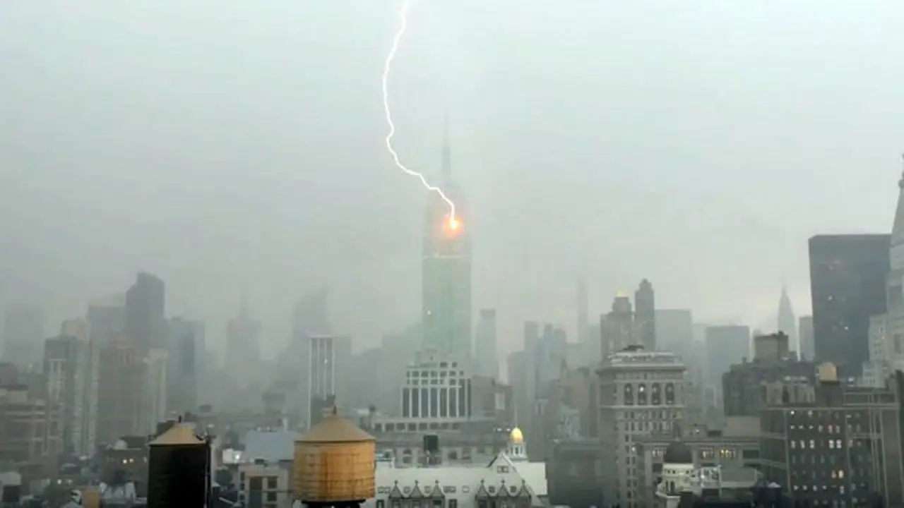 Kilat Sambar Gedung Empire State Patahkan Mitos Tentang Petir