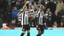 Reaksi kecewa pemain Newcastle, Bruno Guimaraes (kanan) setelah mendapatkan kartu merah dari wasit karena tekel keras kepada pemain Southampton, Samuel Edozie pada laga semifinal Carabao Cup 2022/2023 yang berlangsung di St James Park, Rabu (1/2/2023) WIB. The Magpies berhasil menang dengan skor 2-1. (AP via PA/Owen Humphreys)