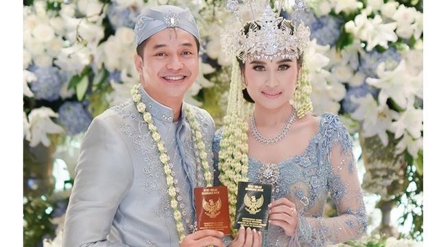 5 Momen Adly Fairuz dan Angbeen Rishi Setelah Menikah, Semakin Lengket - Hot Liputan6.com