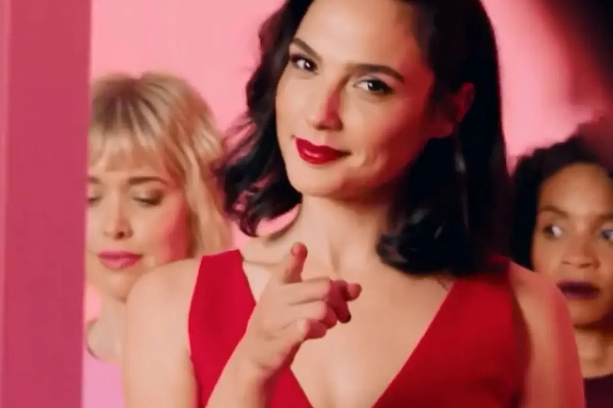 Gal Gadot Didaulat Menjadi Wajah Baru Produk Kosmetik