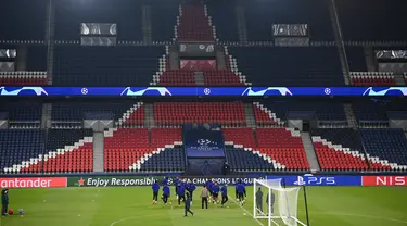 Para pemain Istanbul Basaksehir melakukan pemanasan saat mengikuti sesi latihan di Paris (7/12/2020). Istanbul Basaksehir akan bertanding melawan PSG pada grup H Liga Champions di Stadion Parc des Princes. (AFP/Franck Fife)