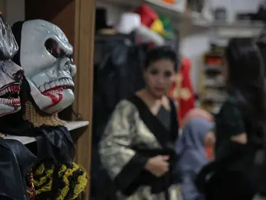 Topeng berbentuk setan dijual ditempat penyewaan kostum Helloween di Jakarta, Jumat (30/10/2015).  Jelang perayaan Helloween penyewaan kostum Helloween ramai diburu penyewa, harga bervariatis dari 300rb hingga 1juta. (Liputan6.com/Faizal Fanani)