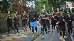 Manajemen Indosat Ooredoo Hutchison (IOH) bersama Walikota Bogor mengadakan kegiatan lari pagi bersama untuk menebarkan gaya hidup sehat kepada seluruh masyarakat Indonesia khususnya kota Bogor dan untuk memastikan “No one is left behind” dengan mengelilingi Kebun Raya Bogor. (Liputan6.com/HO/Rizki)
