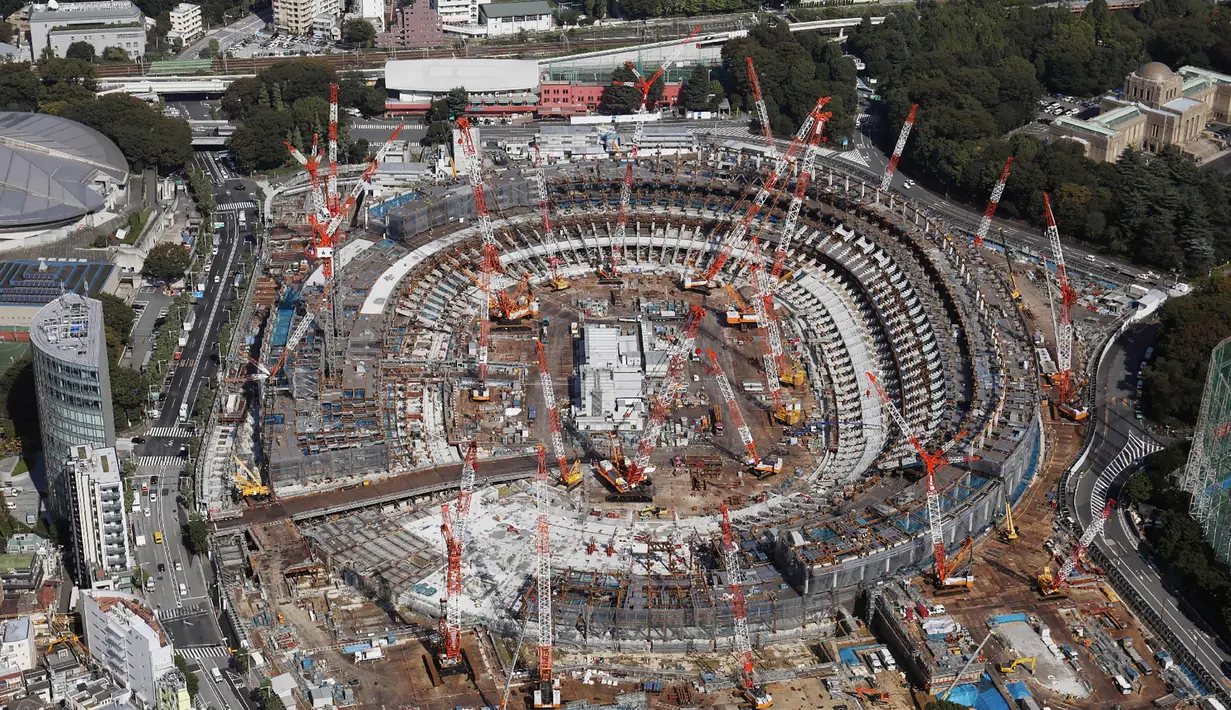 Foto udara menunjukkan pembangunan Stadion Nasional Jepang untuk Olimpiade 2020 di Tokyo pada 26 September 2017. Stadion ini memakai lahan bekas Stadion Nasional yang pernah digunakan dalam Olimpiade Tokyo 1964. (AFP Photo/Jiji Press/Jepang Out)