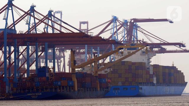 Bongkar muat peti kemas di Pelabuhan Tanjung Priok