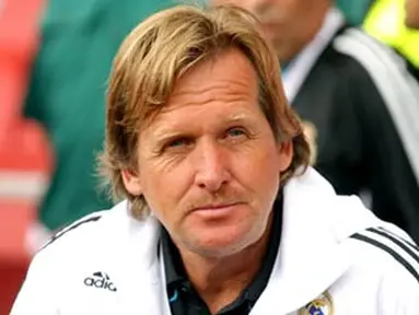 Real Madrid&#039;s manager Bernd Schuster looks on before the game against SV Hamburg during the Emirates Cup competition at the Emirates stadium in north London, on August 2, 2008. AFP PHOTO/CHRIS RATCLIFFE 