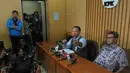 Wakil Ketua KPK Bambang Widjojanto (kiri) didampingi Deputi Pencegahan KPK Johan Budi memberikan penjelasan terkait teror yang diterima sejumlah pekerja dan staff di KPK, Jakarta, Rabu (11/2/2015). (Liputan6.com/Herman Zakharia)