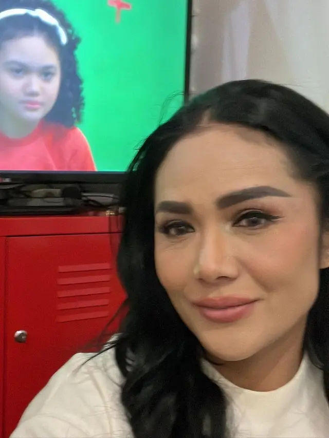 Krisdayanti temani Amora Lemos syuting video klip single perdananya (Foto: Instagram @krisdayantilemos)