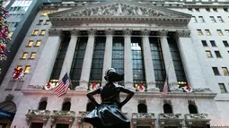 Patung Fearless Girl berdiri di lokasi barunya di depan bursa efek New York, Selasa (11/12). Patung yang menginspirasi jutaan orang dengan pesan feminisme itu sebelumnya berada di depan patung banteng 'Charging Bull' di Broadway (AP/Mark Lennihan)