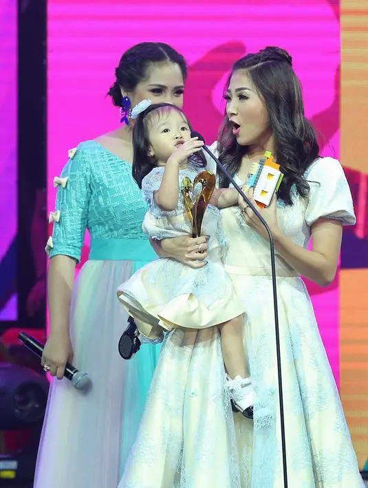 Tanpa Ruben, Thalia menerima piala kemenangan itu bersama sang ibu, Sarwendah. Paras lucunya berhasil menarik perhatian orang-orang yang ada di sekitar. (Bambang E.Ros/Bintang.com)