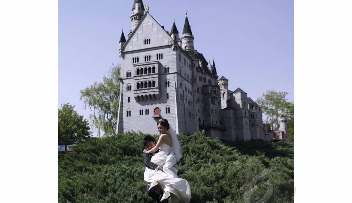 Sepasang pengantin bergaya di replika mini kastil gaya Jerman di Beijing World Park (AFP Photo/STR)