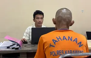 J (37), pelaku pencabulan anak kandungnya sendiri saat dimintai keterangan pihak kepolisian. (Liputan6.com/ Dok Humas Polres Karawang)