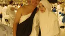Setelah Mahalini memutuskan untuk memeluk agama Islam, ia bersama sang suami, Rizky Febian, memutuskan untuk menjalani umrah bersama. Dalam potret yang dibagikan, keduanya tampak memesona mengenakan busana umrah serba putih yang menambah pesona mereka di hadapan Ka'bah. Dalam foto lain, mereka juga terlihat anggun dengan gamis serba hitam, memberikan kesan elegan namun tetap sederhana.