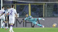 Penyerang Fiorentina, Krzysztof Piatek saat mencetak gol lewat titik penalti ke gawang Atalanta dalam pertandingan perempat final Coppa Italia di di stadion Gewiss di Bergamo, Italia, Jumat (11/2/2022). Dengan kemenangan ini, Fiorentina berhasil melaju ke semifinal dan akan melawan Juventus. (Spada/