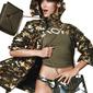 Bella Hadid hadir penuh semangat dalam kampanye fashion terbaru.