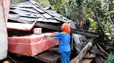 Empat orang tewas tertimbun, setelah rumah yang sedang digunakan menggelar hajatan, tertimpa tebing yang tiba-tiba longsor