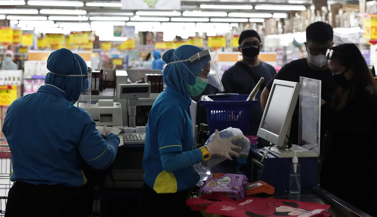 Petugas kasir melayani konsumen di salah satu pusat perbelanjaan, Jakarta, Senin (1/6/2020). Di masa New Normal penerapan protokol kesehatan serta aturan yang harus dipatuhi oleh Pembeli dan Pengelola. (Liputan6.com/Johan Tallo)