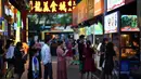 Warga mengantre untuk membeli makanan di pedagang kaki lima di Haikou, ibu kota Provinsi Hainan, China selatan (26/3/2020). Provinsi Kepulauan Hainan di China selatan pada Selasa (24/3) mencatatkan penurunan jumlah kasus penyakit coronavirus baru (COVID-19) yang ada menjadi nol. (Xinhua/Guo Cheng)