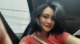 Liyan Zef juga debut sinetron di DJS. Dalam sinetron yang disutradarai oleh Indrayanto Kurniawan ini, Liyan berperan sebagai Salma. Sebelumnya pernah viral karena foto KTP-nya yang disebut cantik, nama Liyan melejit usai main di Dari Jendela SMP. Meski baru debut, namun aktingnya pada kala itu sukses curi perhatian. 2 tahun berlalu usai DJS, Liyan kini belum main sinetron lagi. (Liputan6.com/IG/@liyanzef)