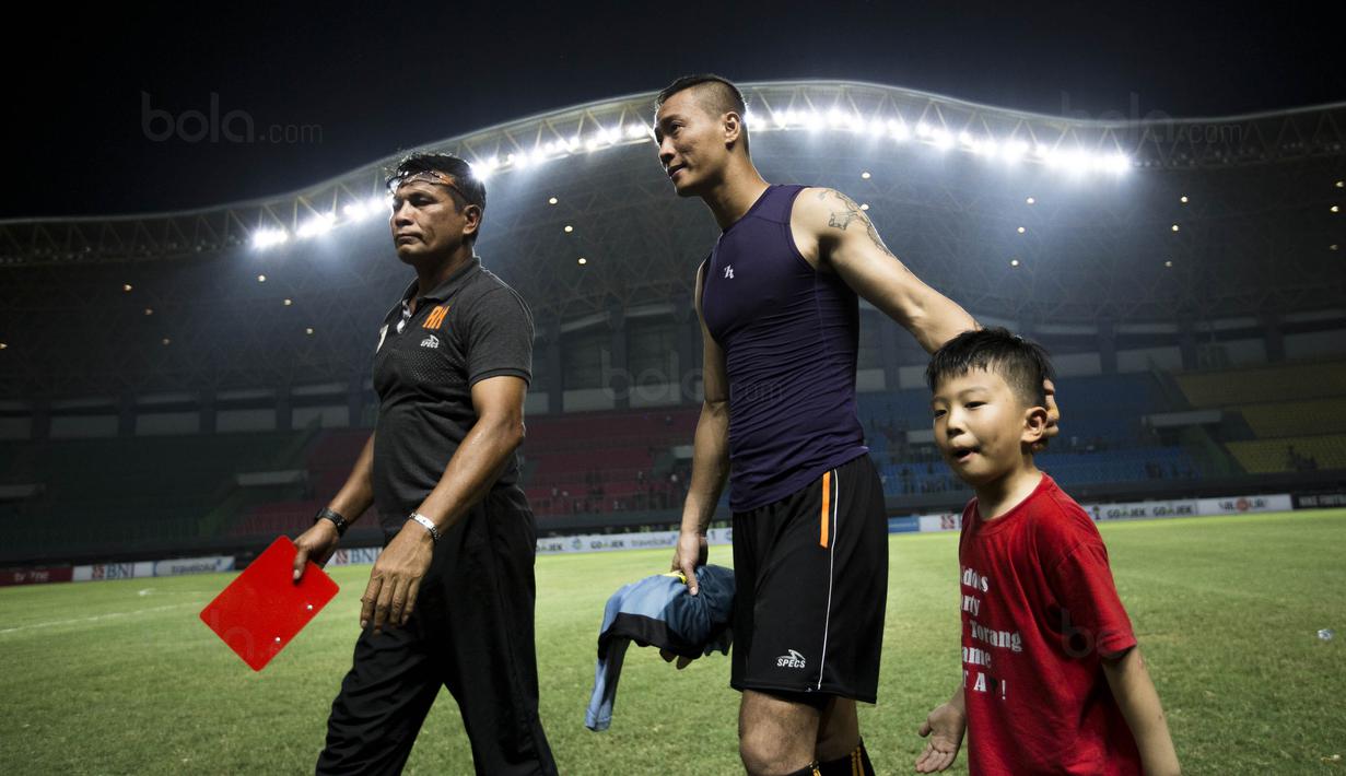 Kiper Persipura, Yoo Jae-hoon, tampak kecewa usai kalah dari Bhayangkara FC pada laga Liga 1 Indonesia di Stadion Patriot, Bekasi, Sabtu (9/9/2017). Bhayangkara FC menang 2-1 atas Persipura. (Bola.com/Vitalis Yogi Trisna)