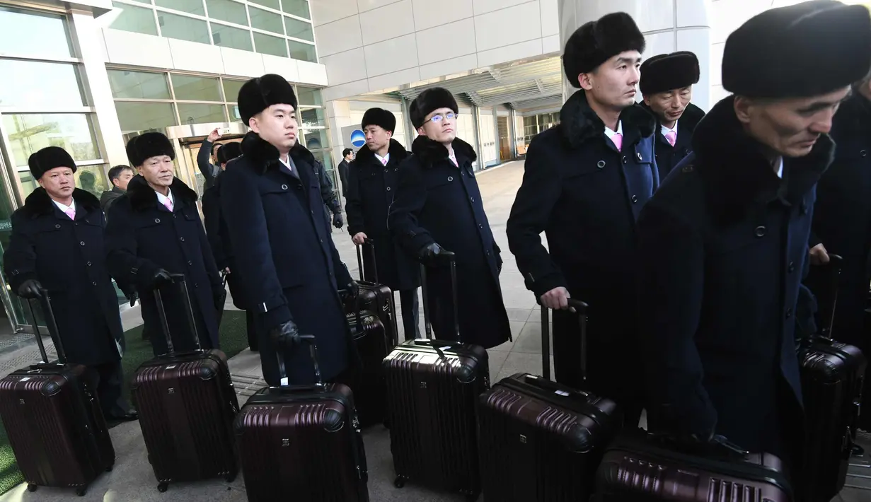 Rombongan grup orkestra Korea Utara tiba di kantor transit Korea di dekat Zona Demiliterisasi (DMZ) yang membagi kedua Korea di Paju (5/2). 140 anggota orkestra Korut akan tampil pada perhelatan Olimpiade Musim Dingin 2018. (AFP Photo/Pool/Jung Yeon-Je)