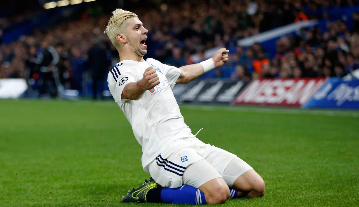 Bek Dynamo Kiev, Aleksandar Dragovic melakukan selebrasi usai mencetak gol kegawang Chelsea pada lanjutan Grup G liga champions di  Stamford Bridge, London, Inggris (4/11). Chelsea menang atas Kiev dengan skor 2-1. (Reuters/Andrew Couldridge)