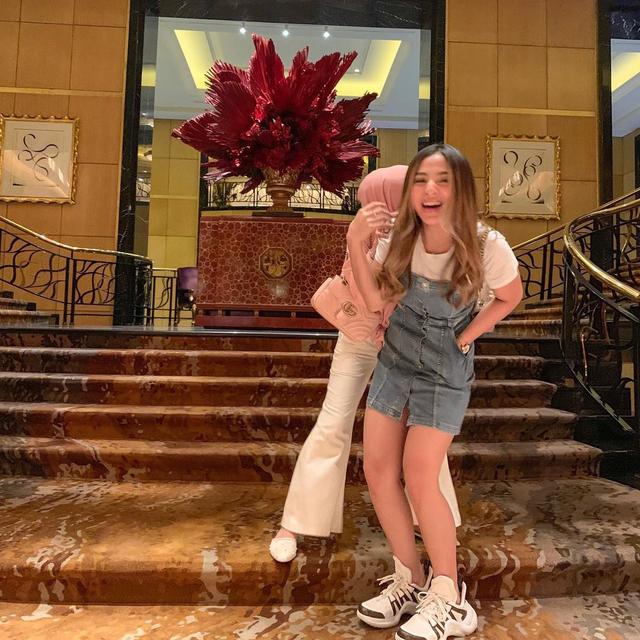 6 Potret Kebersamaan Lesty Kejora dan Margin Wieheerm, Bak Saudara Kandung