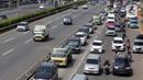 Kepadatan arus lalu lintas jalan Jenderal Gatot Subroto, Jakarta, Jumat (6/8/2021). Dirlantas Polda Metro Jaya mencatat, pada pelaksanaan PPKM level 4 minggu kedua terdapat kenaikan mobilitas warga Jakarta sebesar 26 persen dibanding saat PPKM Darurat dan PPKM Mikro. (Liputan6.com/Helmi Fithriansyah