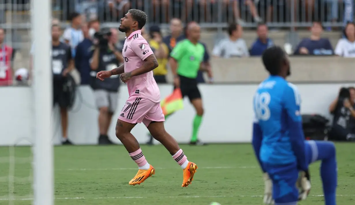 Inter Miami sudah memimpin sejak menit ke-3. Josef Martinez menuntaskan umpan terobosan Sergey Krivtsov dengan tembakan first time ke sudut kiri gawang yang gagal dihalau kiper Philadelphia Union, Andre Blake. (Tim Nwachukwu/Getty Images/AFP)