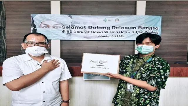 PT Kalbe Farma Tbk serahkan bantuan kepada tenaga kesehatan (Dok: Kalbe Farma)