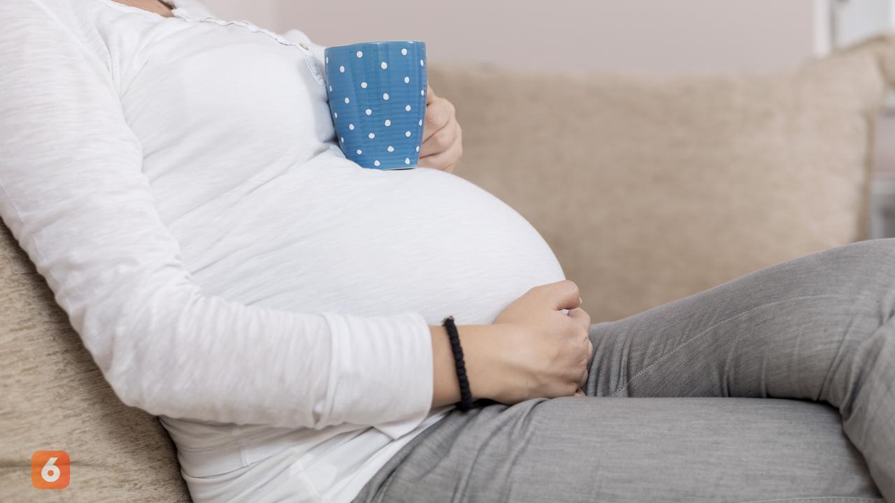 Ilustrasi Ibu Hamil Minum Kopi (iStockphoto)