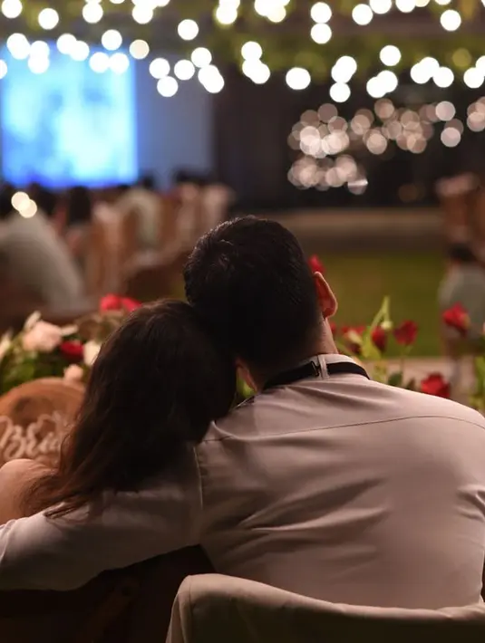 Tiga bulan setelah menjalin kisah cinta, pasangan ini lantas melanjutkan ke jenjang yang lebih serius. Janji Suci sehidup semati diucapkan di Sofitel, Nusa Dua Bali. (Instagram/chicco.jerikho)