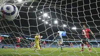 Ilkay Gundogan dari Manchester City, tengah, mencetak gol ketiga timnya selama pertandingan sepak bola Liga Inggris lawan Southampton di Stadion Etihad di Manchester, Inggris, Rabu, 10 Maret 2021. (Clive Brunskill / Pool Photo via AP)
