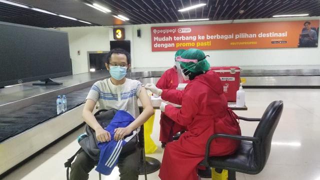 Para pekerja di lingkungan Bandara Soetta, yang memiliki anak usia 12 sampai 17 tahun atau usia yang diperbolehkan vaksinasi, bisa datang ke Terminal 1.