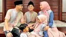 <p>Meski sibuk di dunia politik, Hengky Kurniawan selalu menyempatkan waktu untuk keluarga kecilnya.Momen manis sekaligus bahagia Hengky bersama keluarga kecilnya terlihat di media sosial. (FOTO: instagram.com/hengkykurniawan)</p>