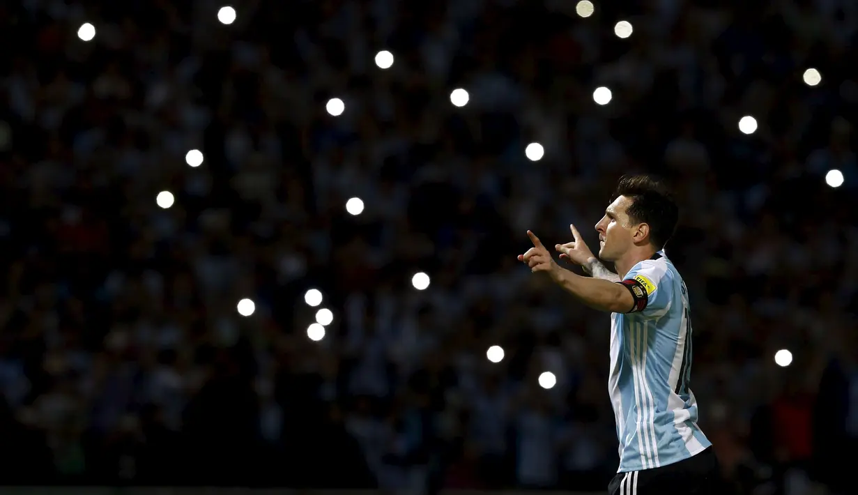 Striker Argentina, Lionel Messi, merayakan gol yang dicetaknya ke gawang Bolivia dalam laga kualifikasi Piala Dunia 2018 di Stadion Mario Alberto Kempes, Cordoba, Argentina, (29/3/2016). (Reuters/Enrique Marcarian)