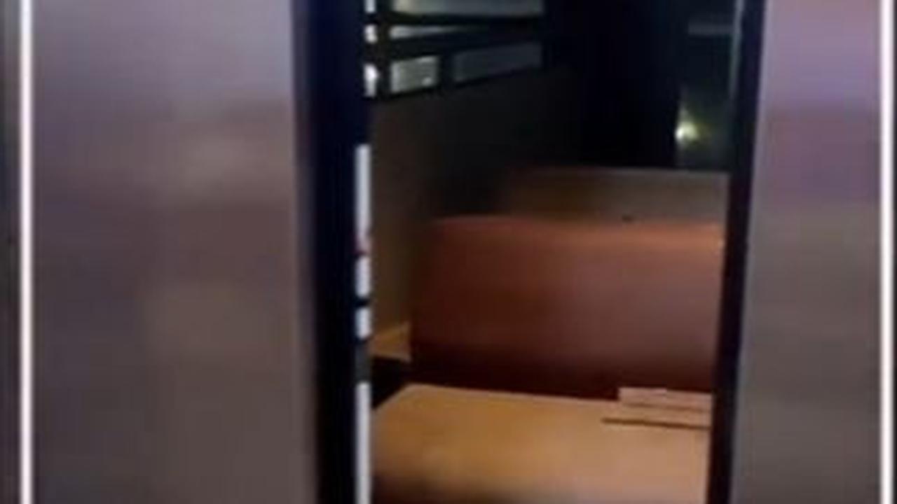 Namun meski sudah berganti lift sebanyak tiga kali, dua wanita tersebut tetap tak berhasil turun dari lantai 9.